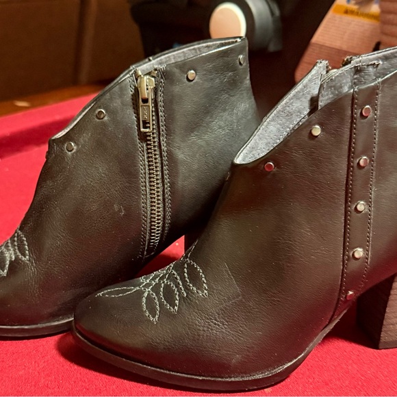 New UNBRIDLED KAELYN Ariat Ankle Boots - Picture 1 of 9